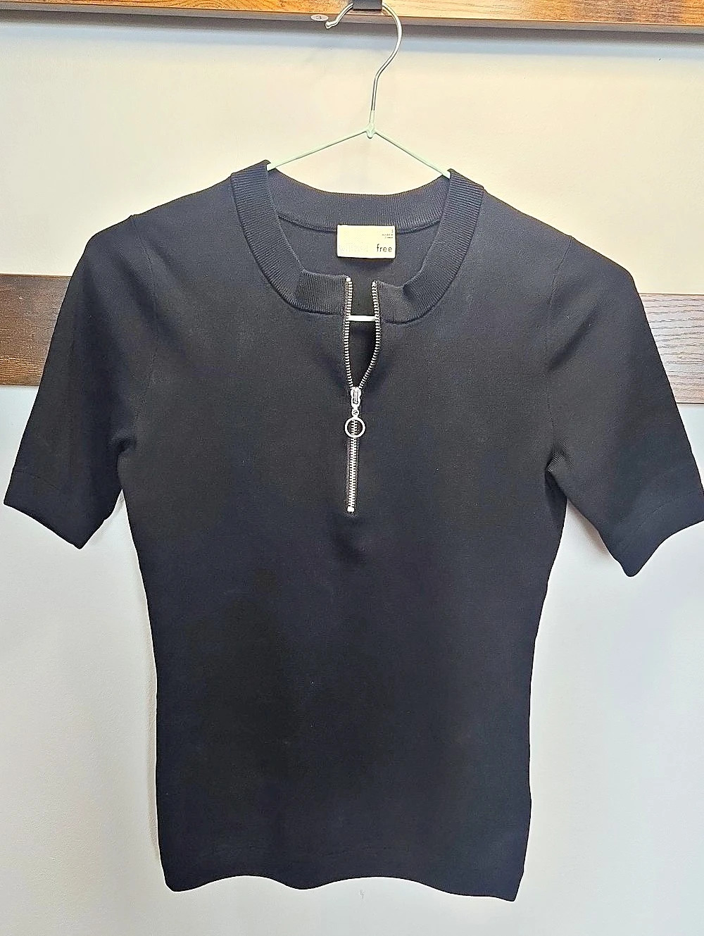 wilfred free Short Sleeve Zip Neck Top in Black Size Small Like New